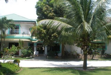 Astonshing mansion with large pool and huge gardens