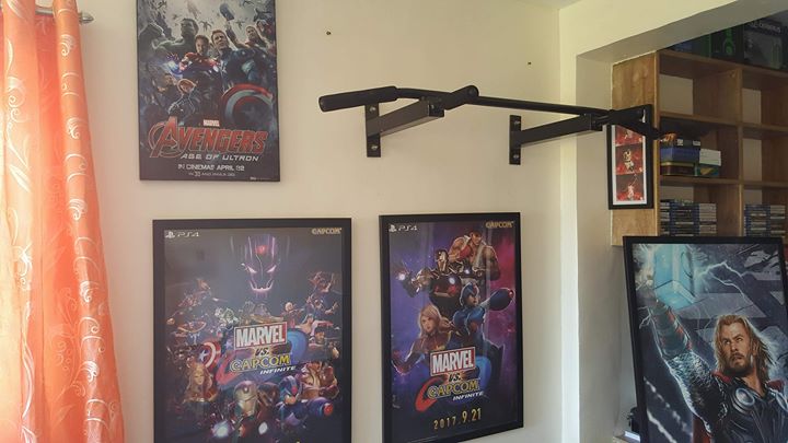 Wall mounted pull up bar