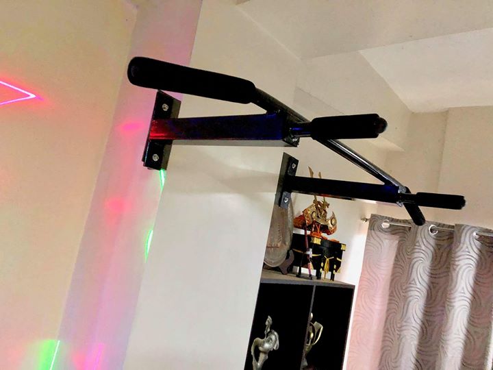 Wall mounted pull up bar