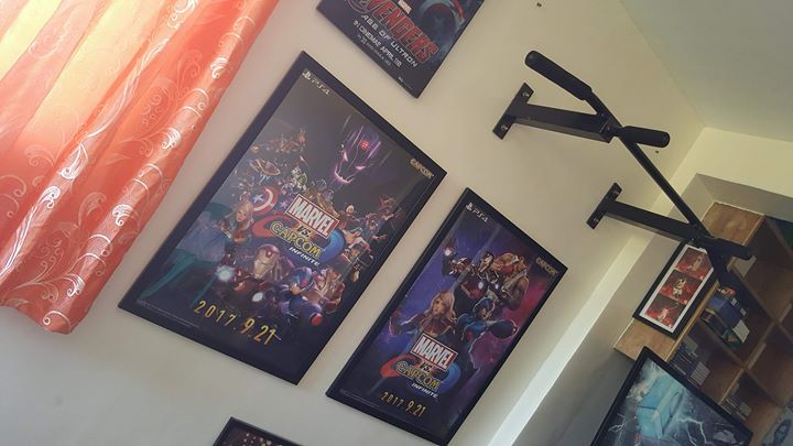 Wall mounted pull up bar