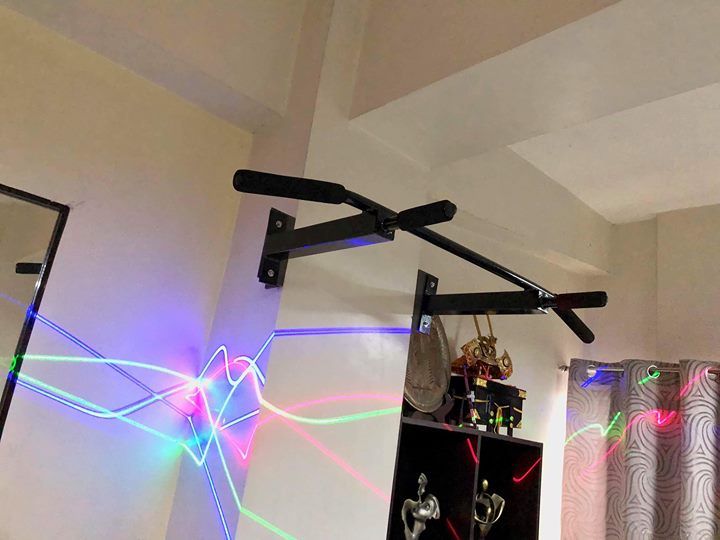 Wall mounted pull up bar