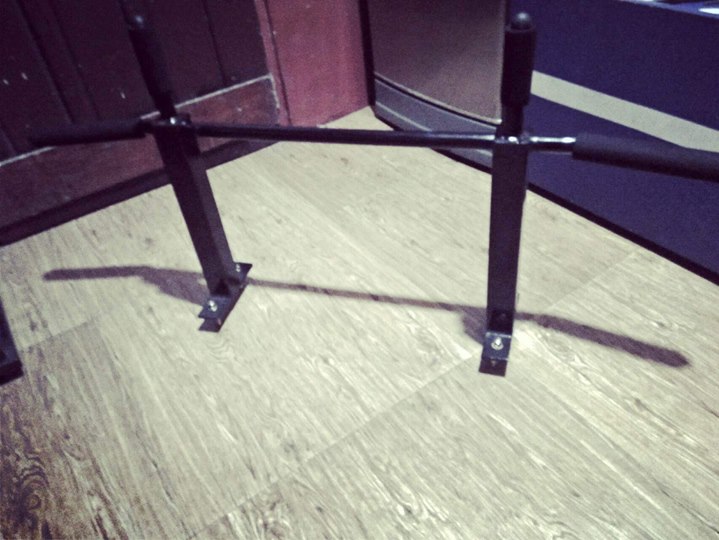 Wall mounted pull up bar