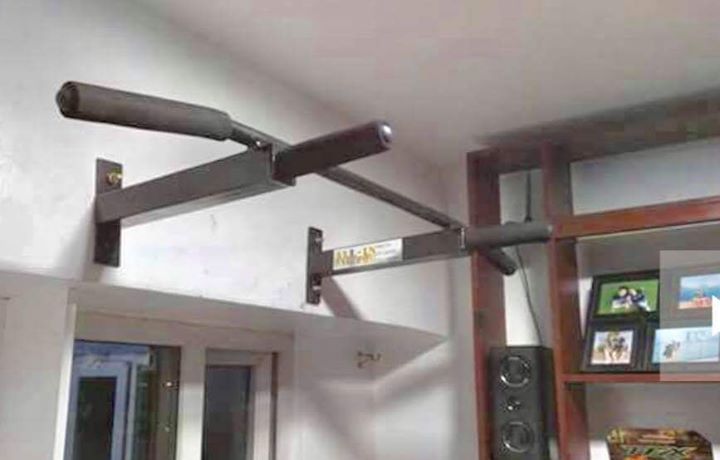 Wall mounted pull up bar