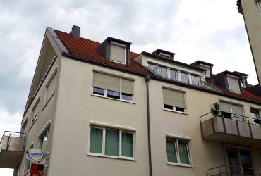 Helle Maisonette- Wohnung im Dachgeschoss mit offener Einbauküche und Kamin