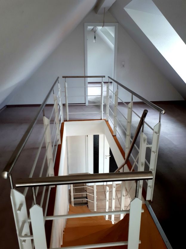 Helle Maisonette- Wohnung im Dachgeschoss mit offener Einbauküche und Kamin