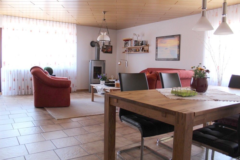 Gemmingen: Großzügige 3,5-Zimmer DG-Wohnung in energetisch saniertem 8-Familien-Haus