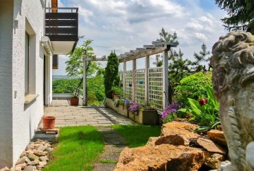 Hohe Wohnqualität in grüner Umgebung: Aussichtsreiche Doppelhaushälfte in S-Lederberg