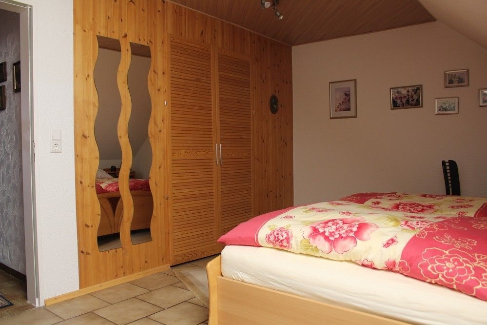 Gemmingen: Großzügige 3,5-Zimmer DG-Wohnung in energetisch saniertem 8-Familien-Haus