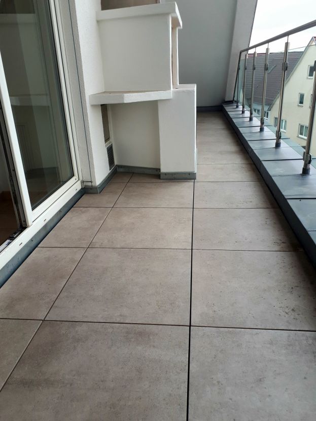 Helle Maisonette- Wohnung im Dachgeschoss mit offener Einbauküche und Kamin