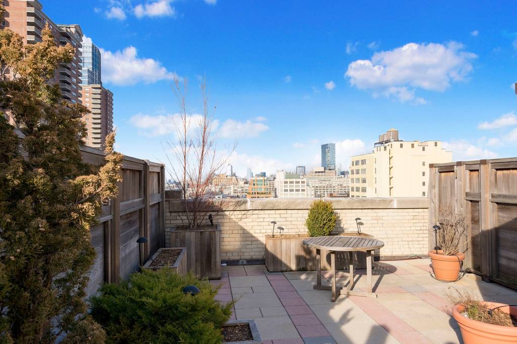 7 Room Luxury House for sale in  New York