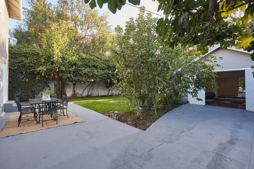 Detached House in 821 Westchester Pl, Los Angeles