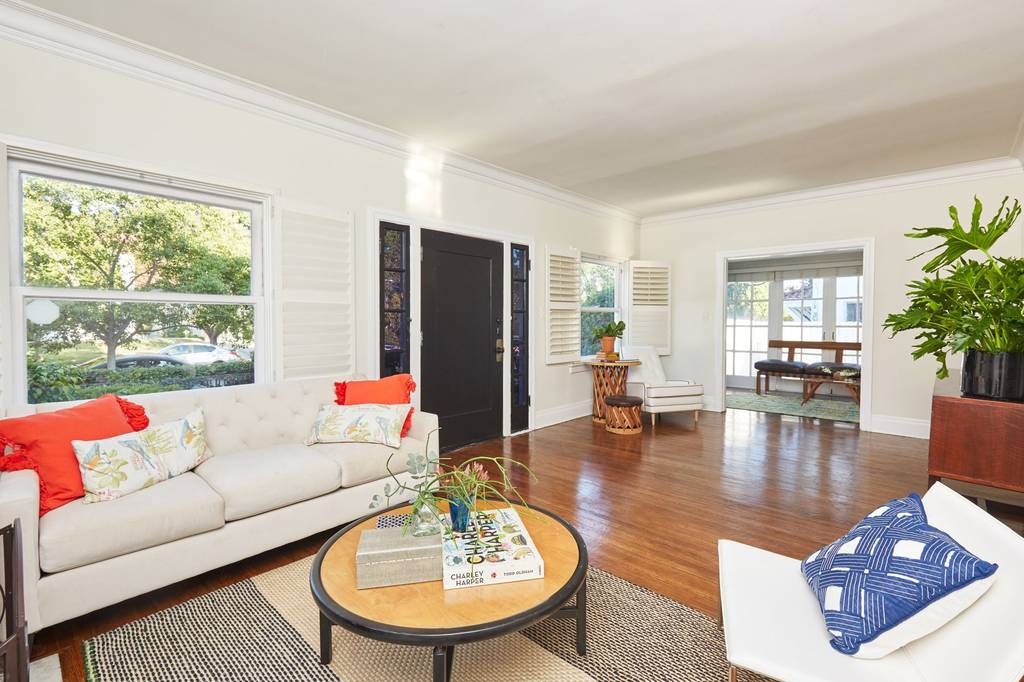 Detached House in 821 Westchester Pl, Los Angeles