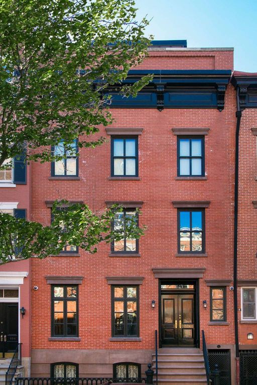 Luxurious 11 Bedroom Townhouse in, New York