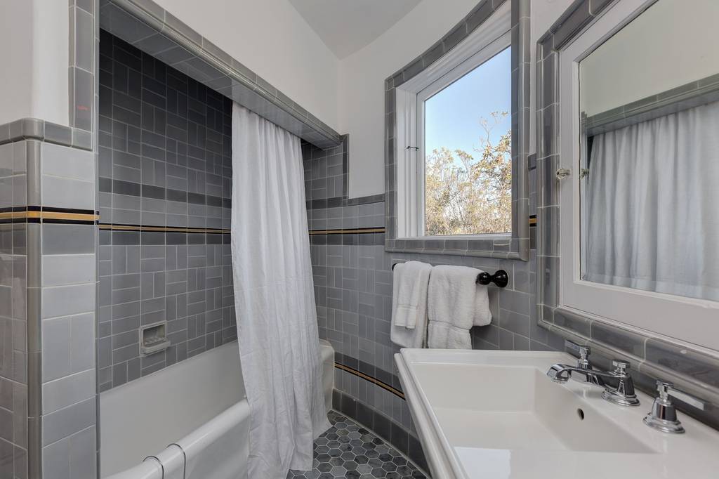 Detached House for sale in 4447 Cromwell Ave, Los Angeles