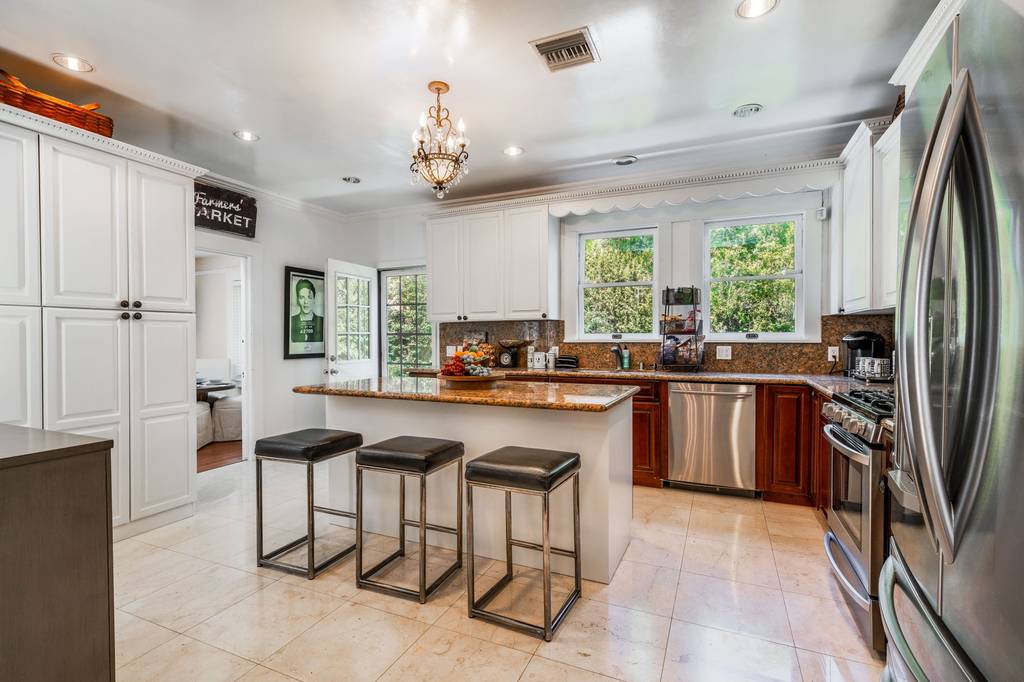 Detached Housein 709 Lorraine Blvd, Los Angeles
