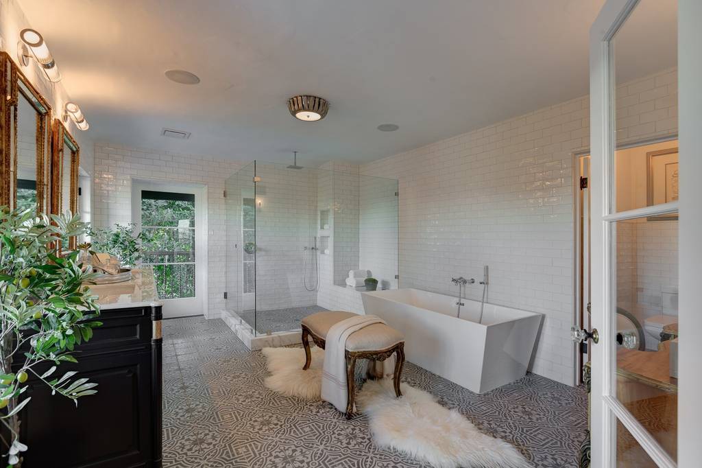 Detached House for sale in 4447 Cromwell Ave, Los Angeles