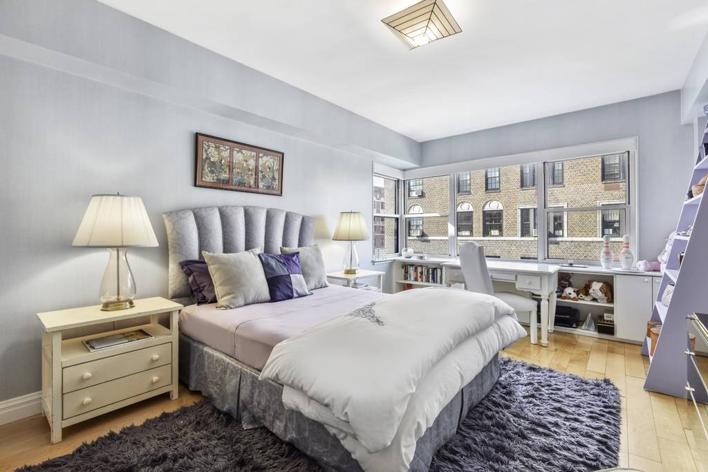 5 Room Luxury House for sale in New York