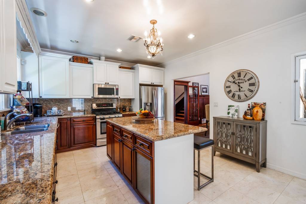 Detached Housein 709 Lorraine Blvd, Los Angeles