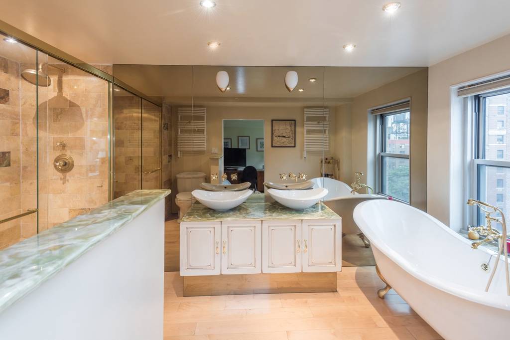 5 Room Luxury House for sale in New York