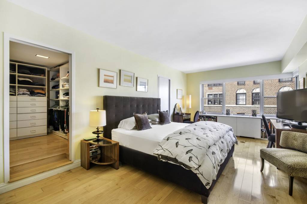 5 Room Luxury House for sale in New York