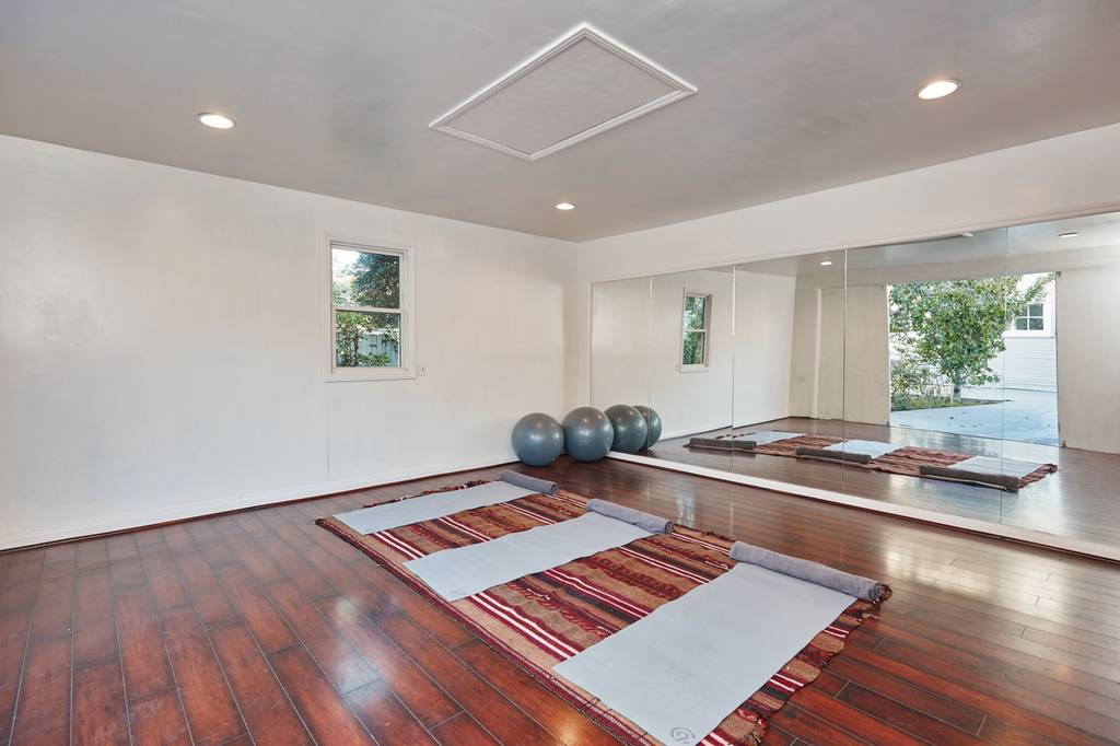 Detached House in 821 Westchester Pl, Los Angeles