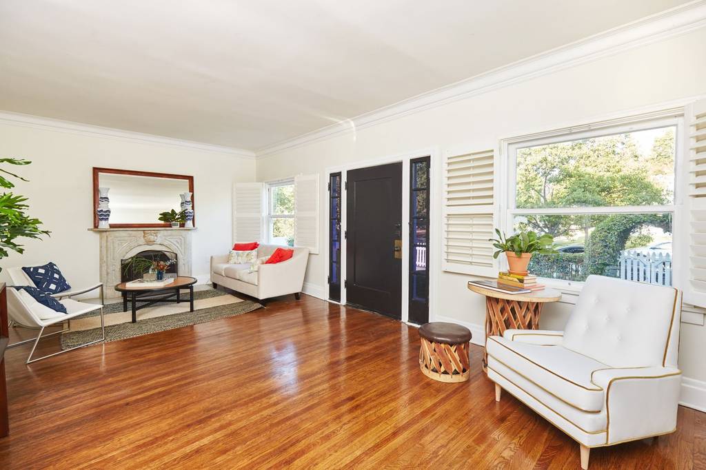 Detached House in 821 Westchester Pl, Los Angeles