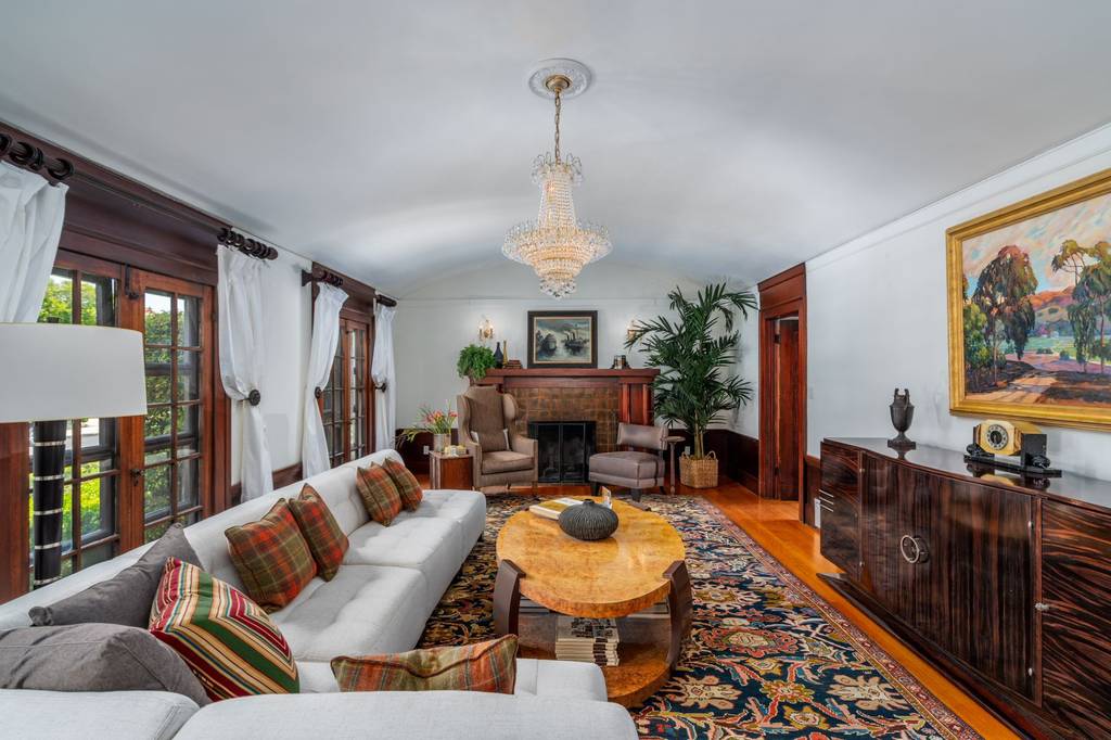 Detached Housein 709 Lorraine Blvd, Los Angeles