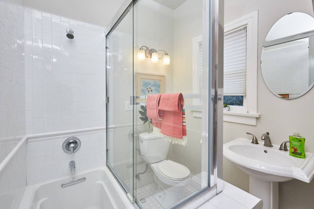 Detached House in 821 Westchester Pl, Los Angeles