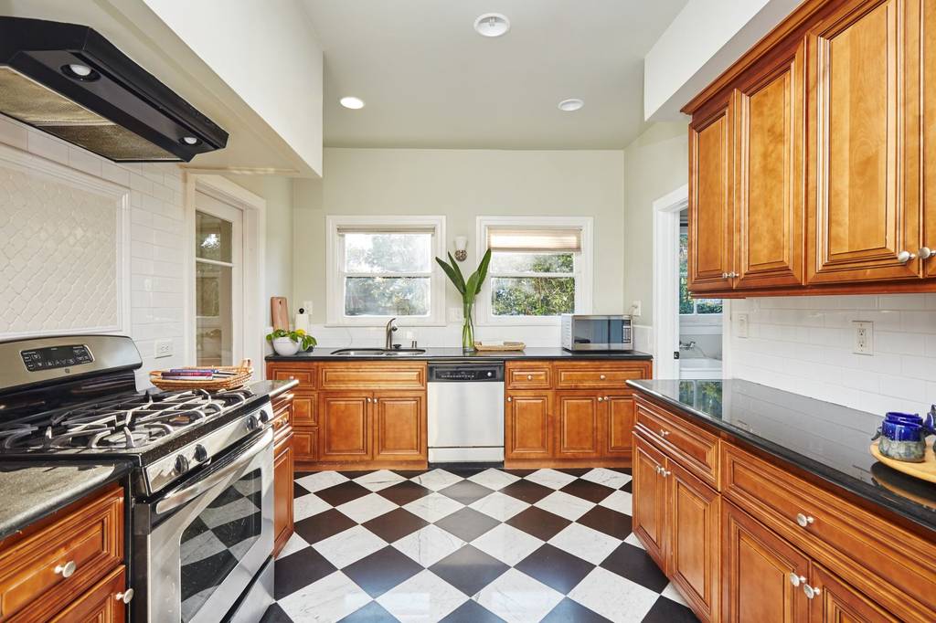 Detached House in 821 Westchester Pl, Los Angeles