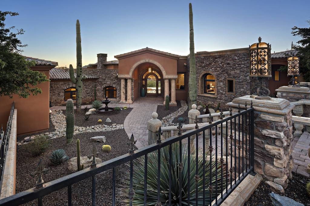 Luxury 5 Bedroom Detached House in Carefree, Arizona