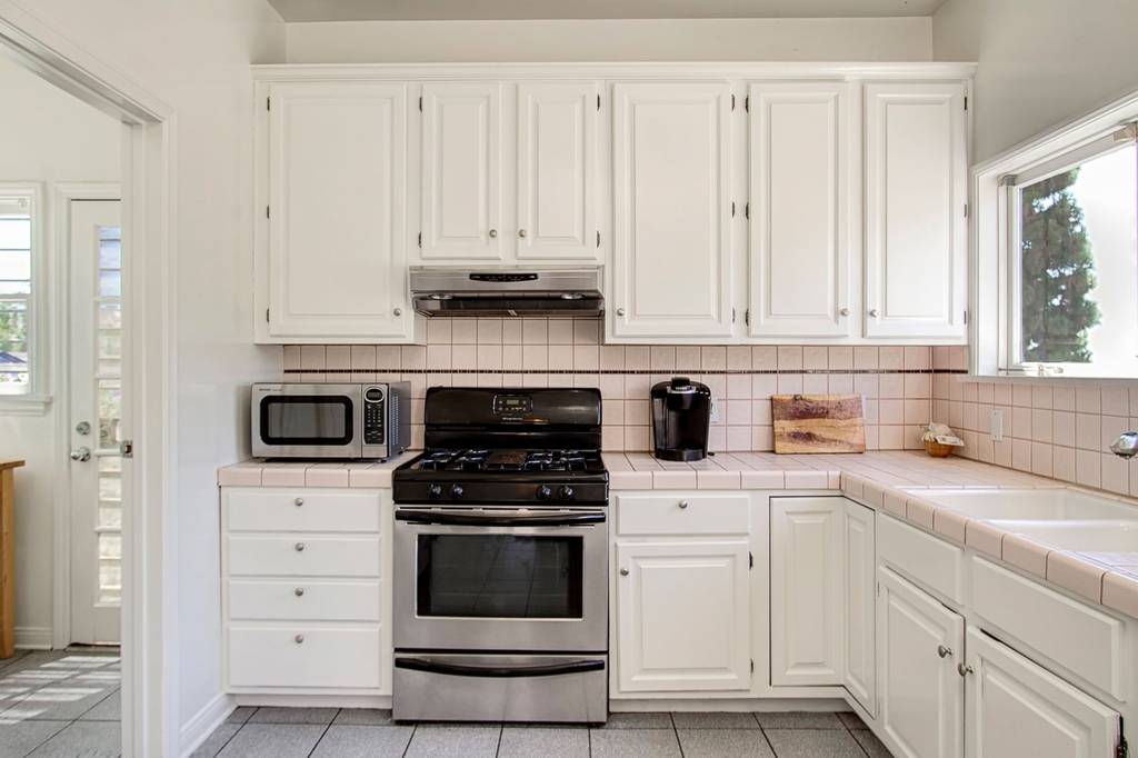 Detached House in 3422 Marathon St, Los Angeles