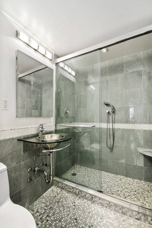 5 Room Luxury House for sale in New York