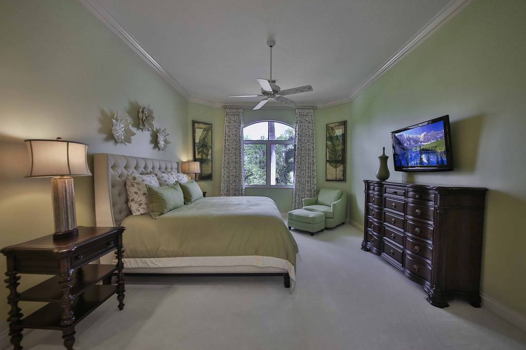 Luxury Detached House for Rent in Landmark Naple