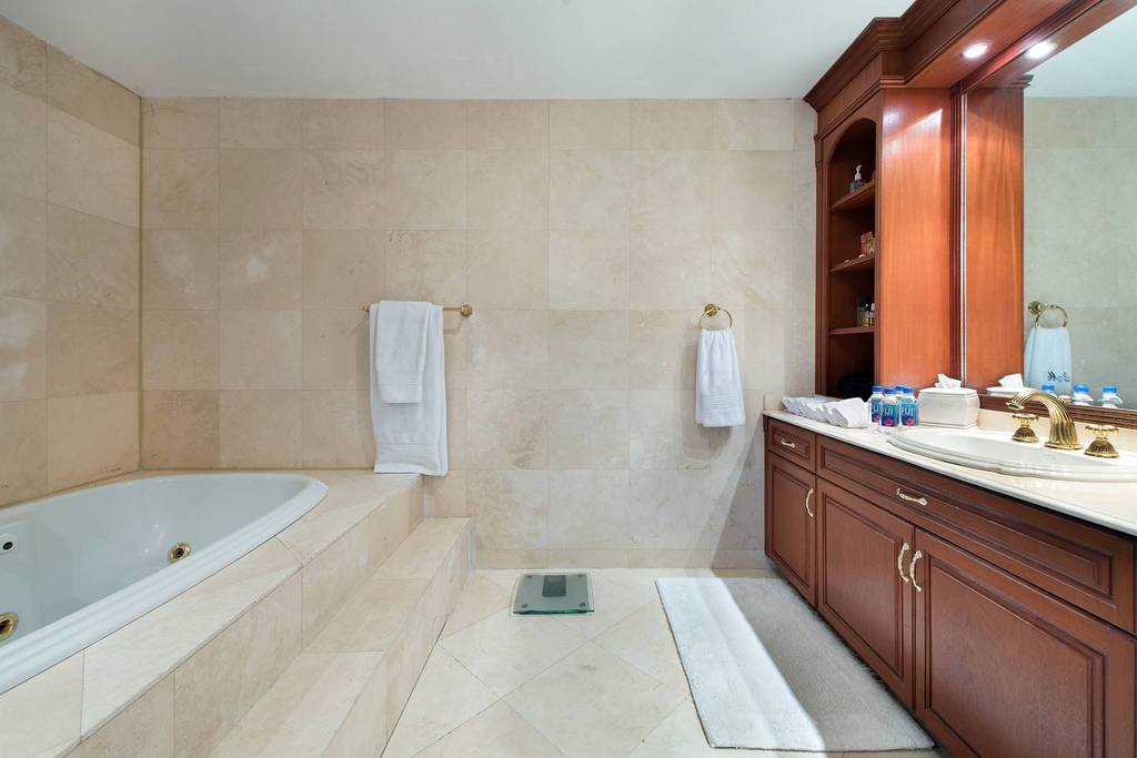 Luxury Detached House for Rent in Miami Beach, Florida