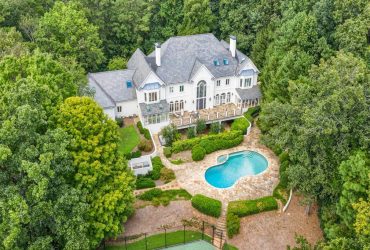 7 bedroom luxury Detached House in 70 Finch Forest Trail, Atlanta