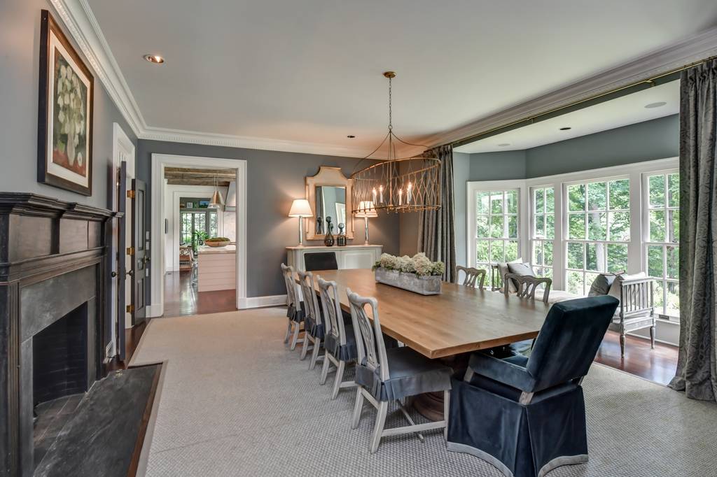 6 bedroom luxury Detached House in 3936 Club Dr NE, Atlanta