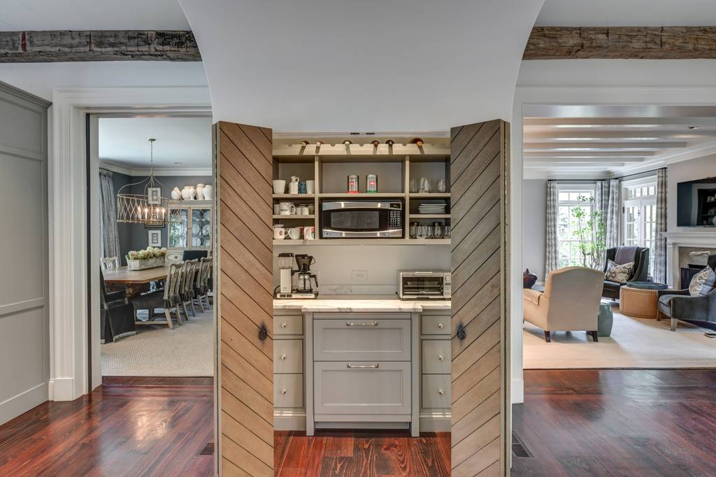6 bedroom luxury Detached House in 3936 Club Dr NE, Atlanta