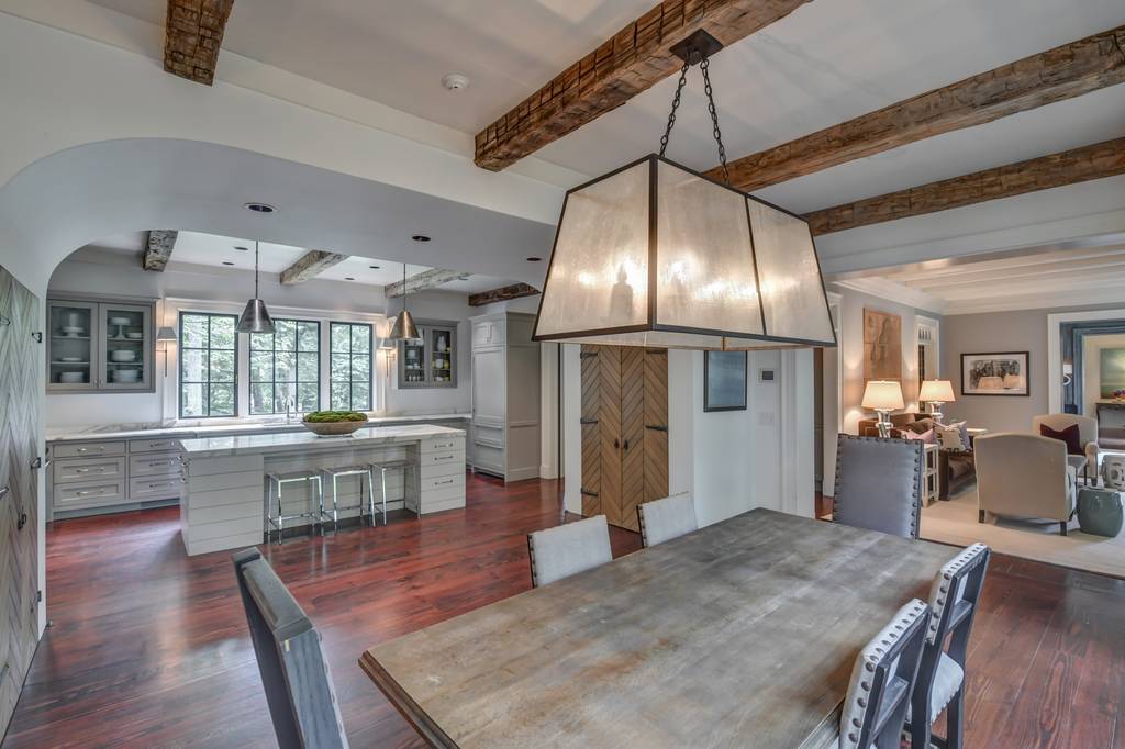 6 bedroom luxury Detached House in 3936 Club Dr NE, Atlanta