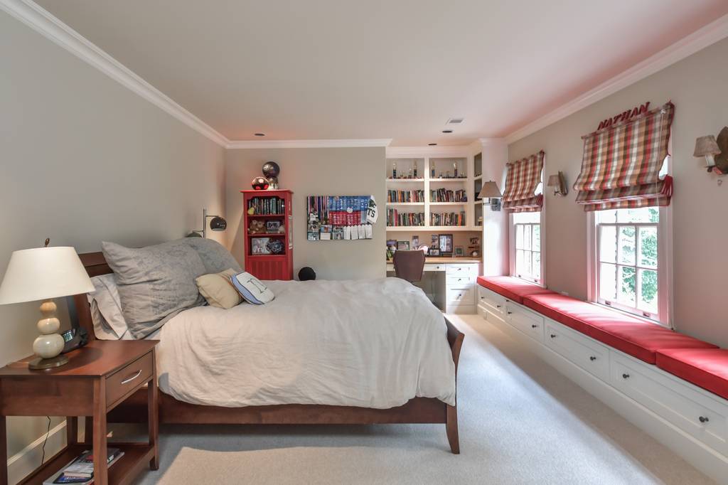 6 bedroom luxury Detached House in 3936 Club Dr NE, Atlanta