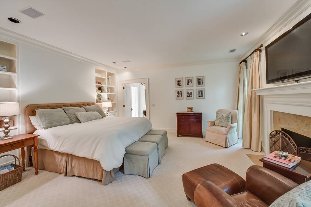 6 bedroom luxury Detached House in 3936 Club Dr NE, Atlanta