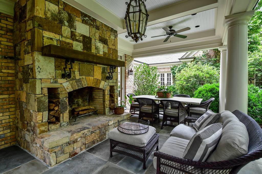 6 bedroom luxury Detached House in 3936 Club Dr NE, Atlanta