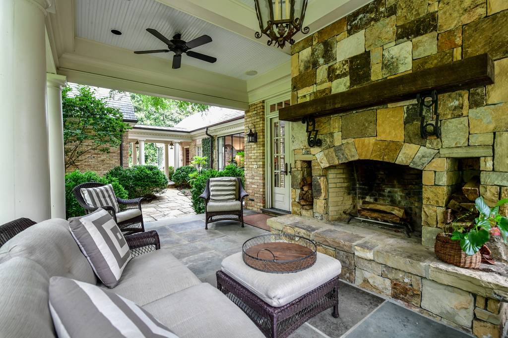 6 bedroom luxury Detached House in 3936 Club Dr NE, Atlanta