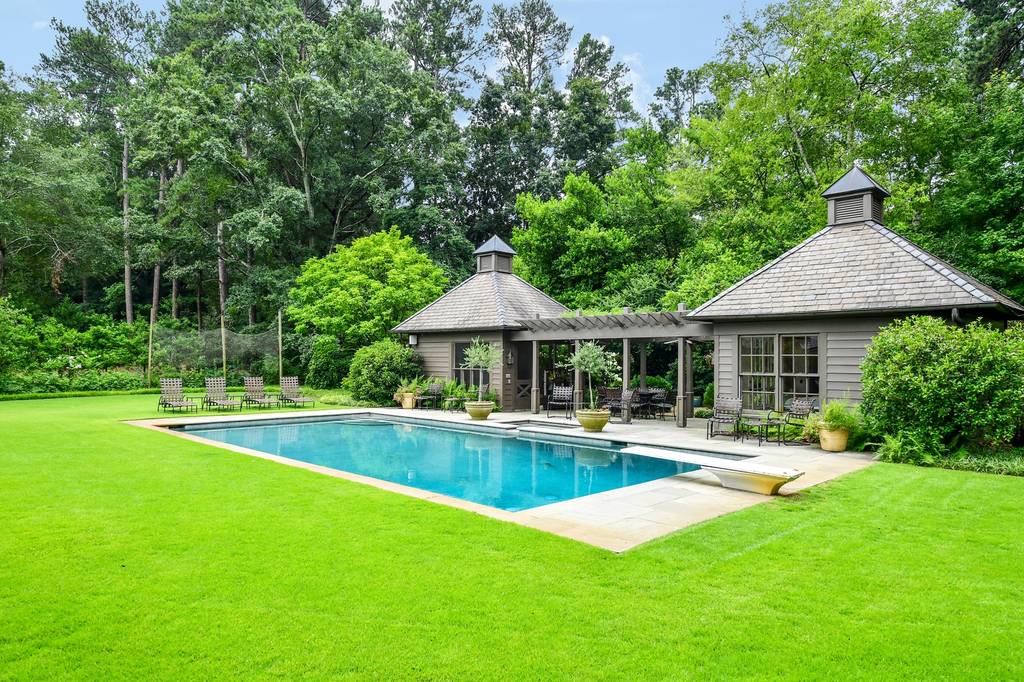 6 bedroom luxury Detached House in 3936 Club Dr NE, Atlanta